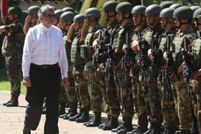 Fernando Lugo revisa las fuerzas de seguridad paraguayas. 