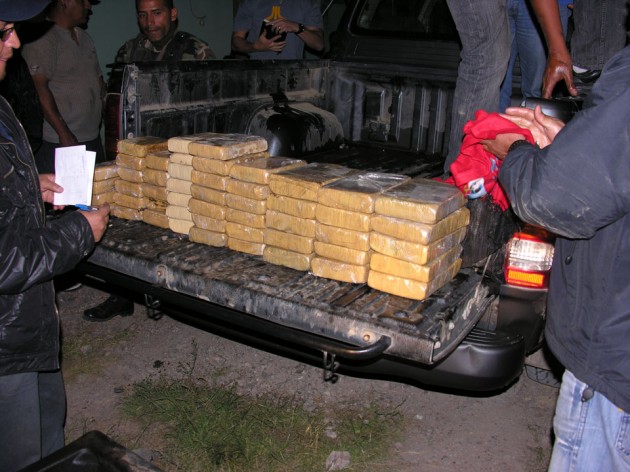 Cargamento de cocaína camuflado en una camioneta doble cabina.