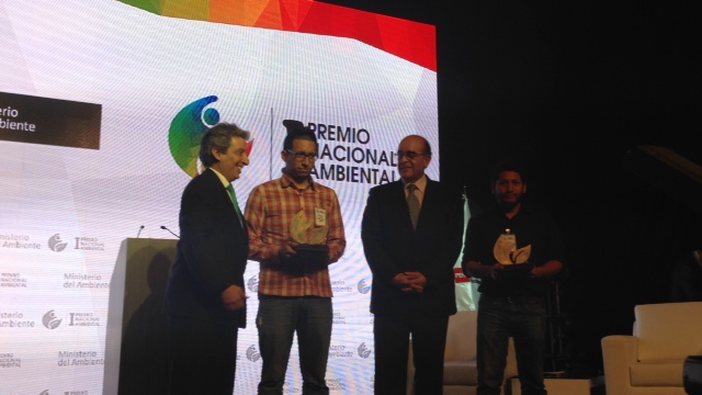 Gerardo Cárdenas recibe el Premio Nacional Ambiental en la categoría Reportaje Online.