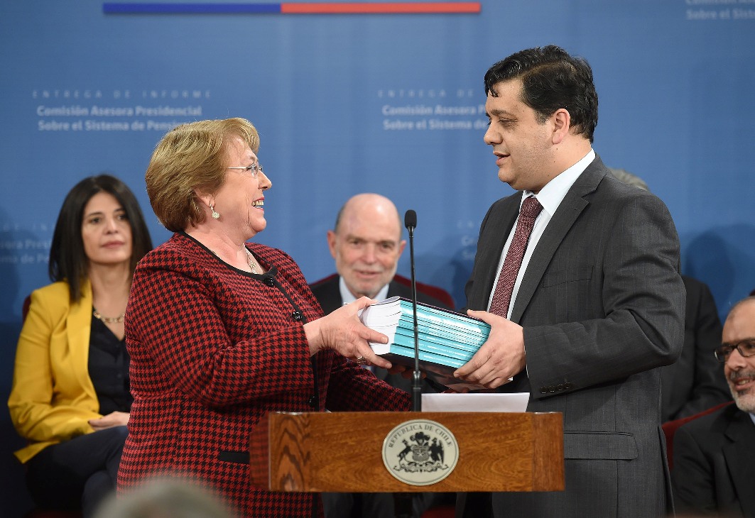 David Bravo, presidente de la comisión, entrega su informe final a Michelle Bachelet el 16 de septiembre último. (Foto: Comisión Asesora Presidencial en Sistema de Pensiones)