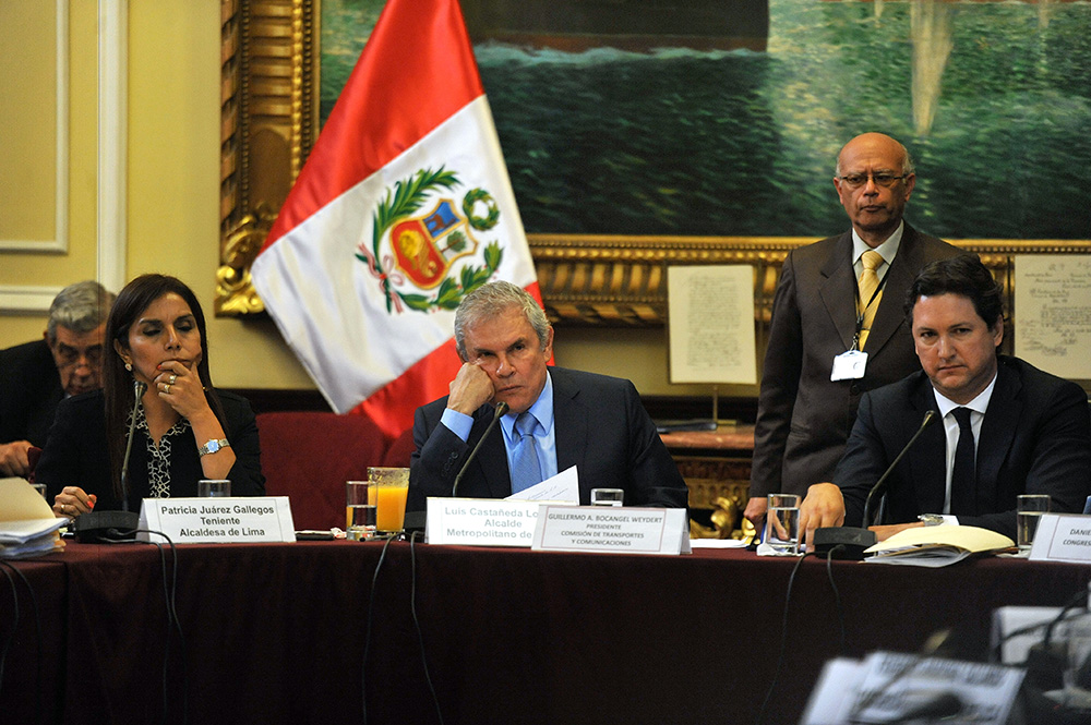 Luis Castañeda y Patricia Juárez en la Comisión de Transportes y Comunicaciones del Congreso. 